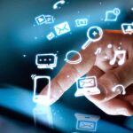 Como criar um curso online: Dedo tocando a tela de um tablet