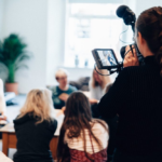 Filmagem de curso com quatro pessoas no set de gravação